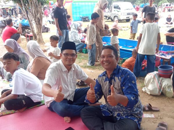 Ketua BKM Bersama Pengunjung.