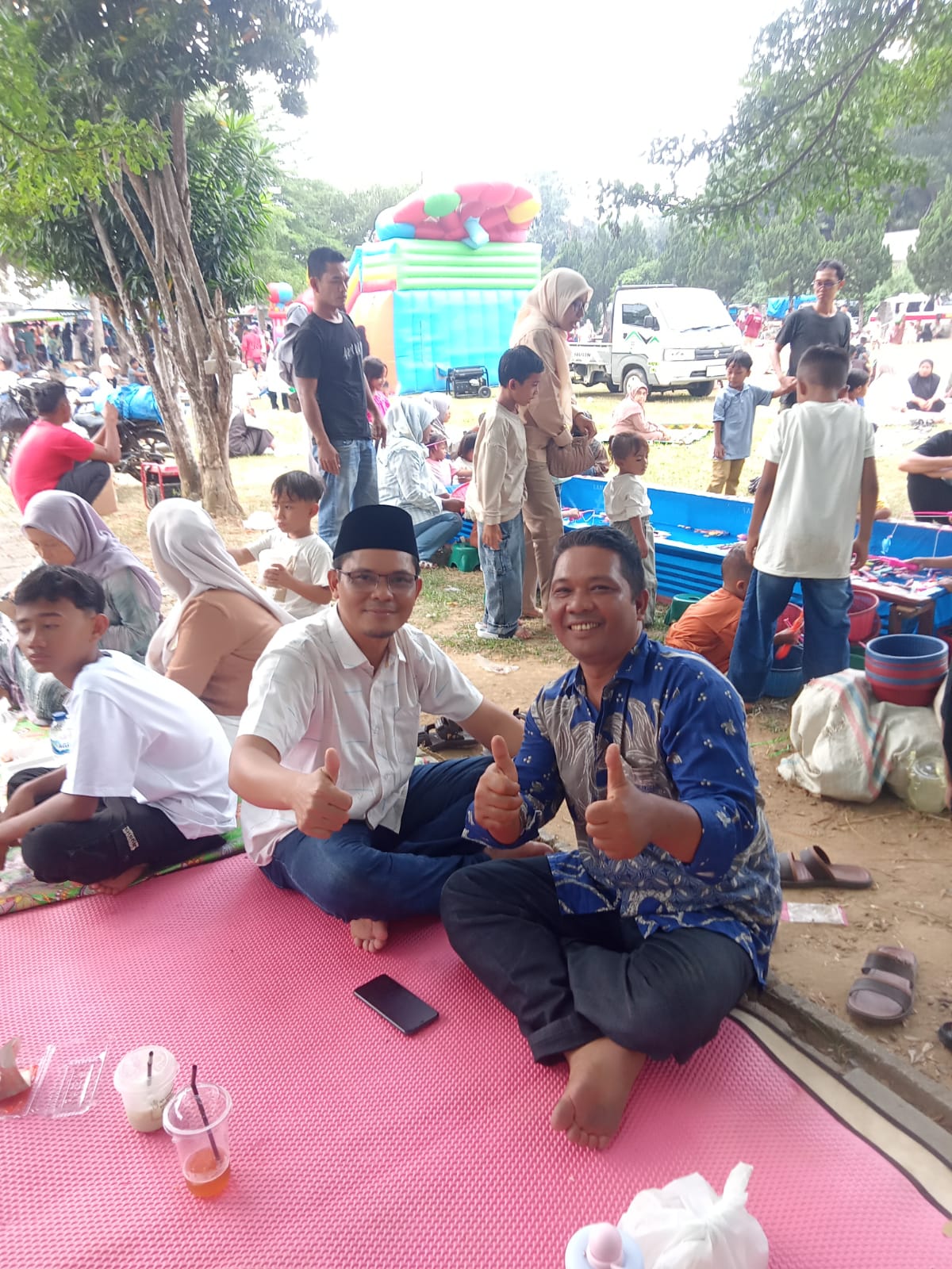 Ketua BKM Bersama Pengunjung.