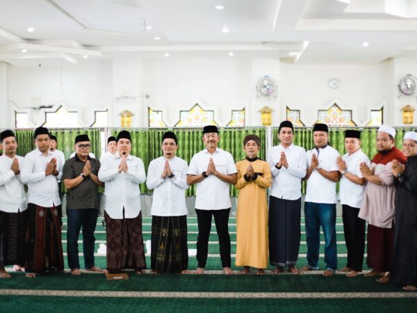 Pengurus BKM Masjid Agung Nur Ala Nur Bersama Bupati Madina.