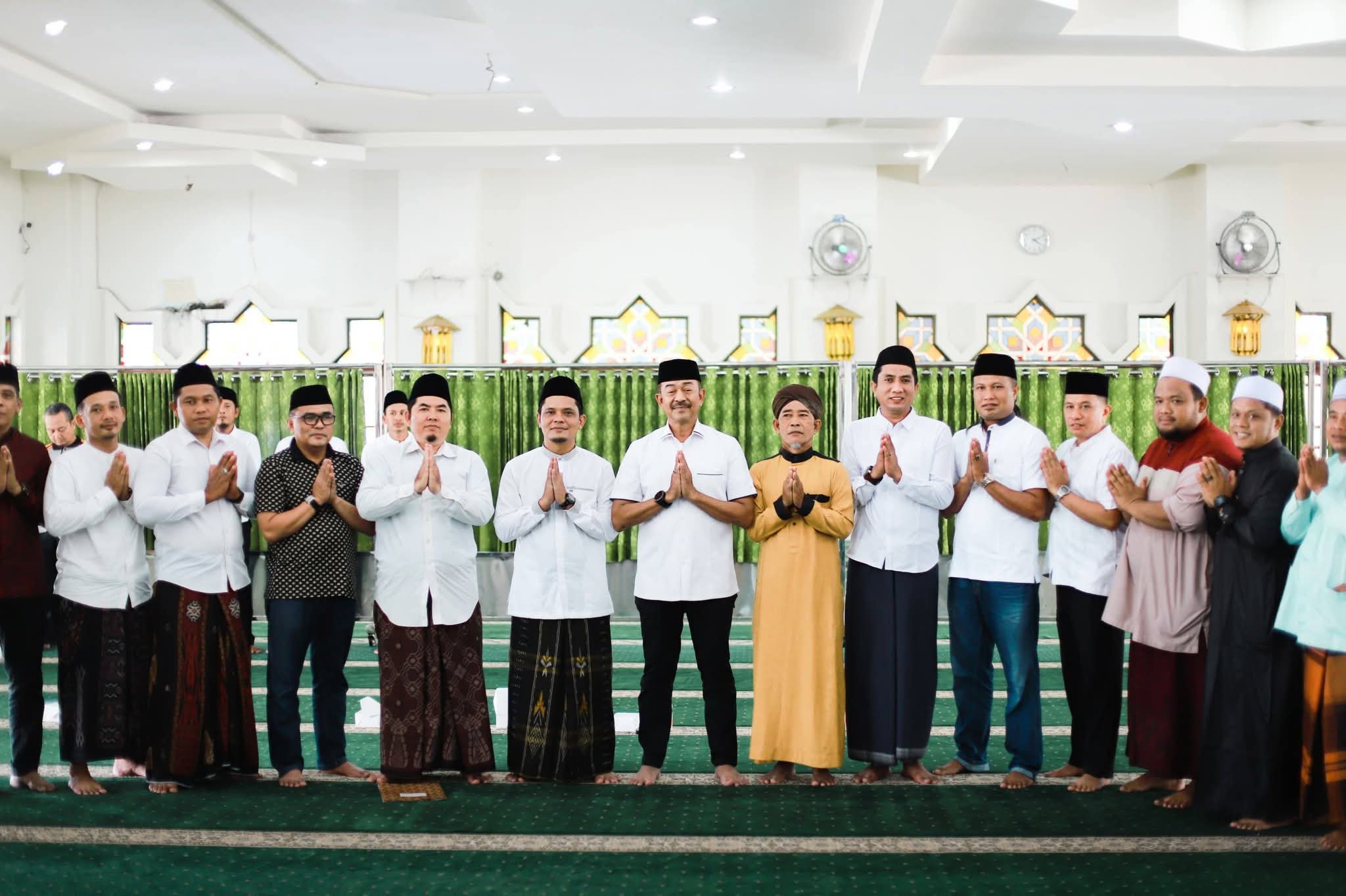 Pengurus BKM Masjid Agung Nur Ala Nur Bersama Bupati Madina.
