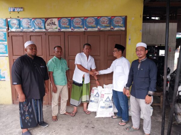 Penyerahan Zakat Fitrah di Desa Parbangunan