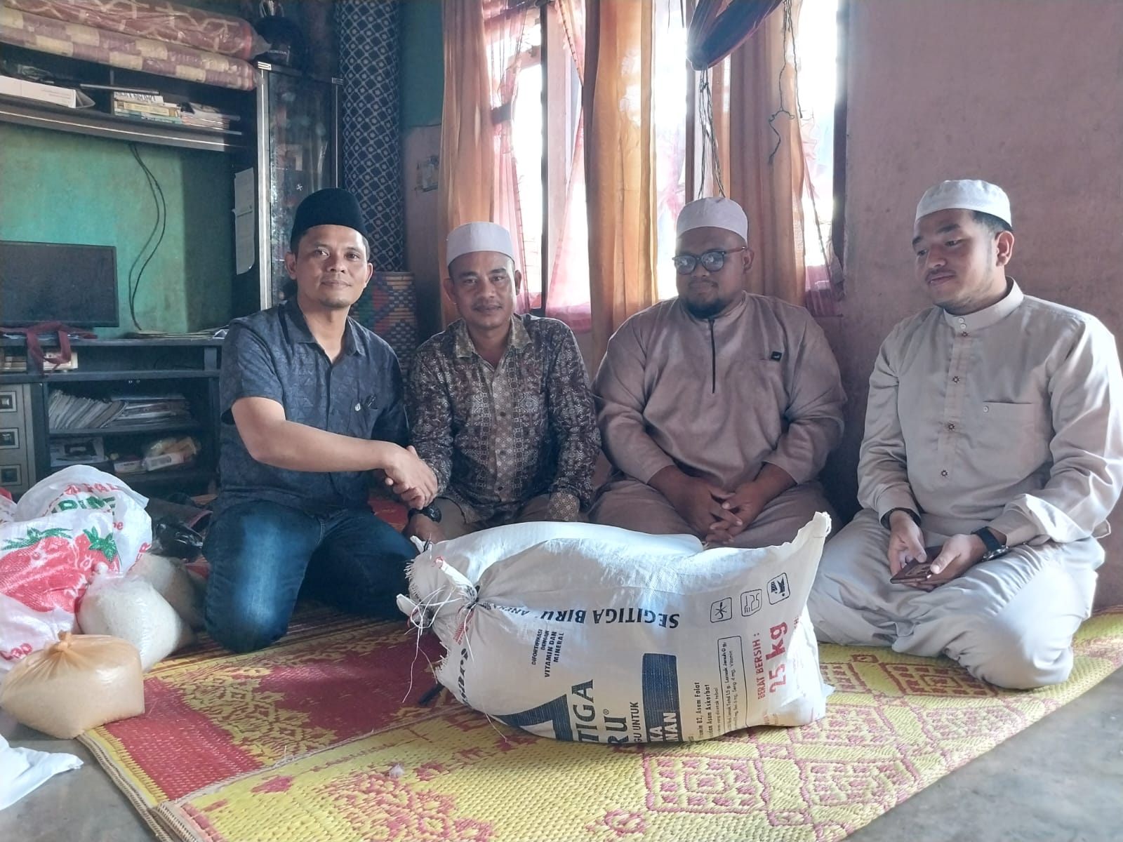 Penyerahan Zakat Fitrah di Dalan Lidang